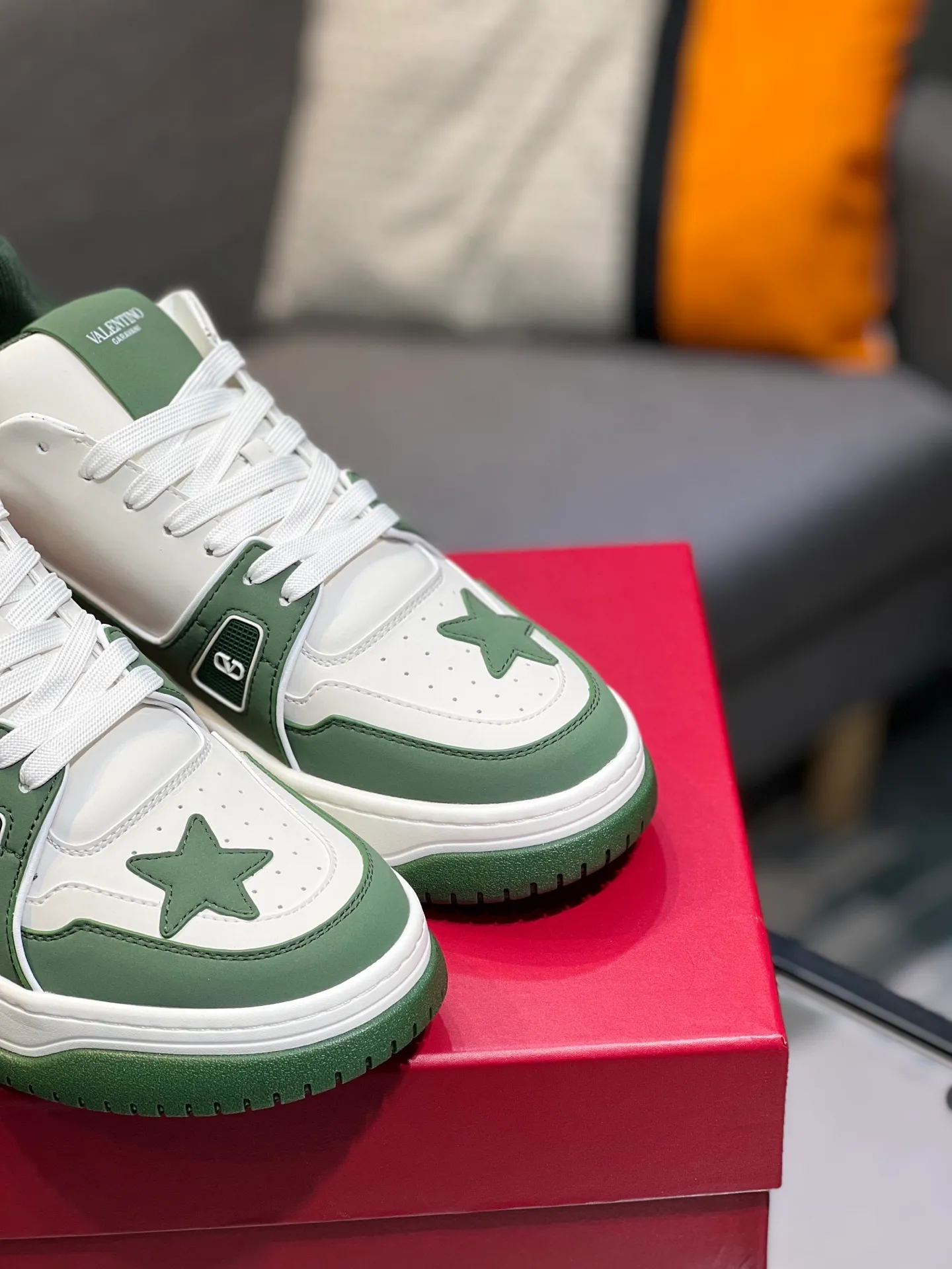 Men's Men's Shoes 💰660 Valentino 2023 early autumn new star shoes are now online! Wang Hedi and Ren Jialun have been worn by many celebrities. Who can refuse the same couple shoes as Wang Hedi! The design of Stars Stab My Heart is cool and spicy. The material of the shoes is cowhide, and every color is beautiful! Size 35-40, men’s size 39-44 (women’s 41, men’s 38, 45🉑️customized)